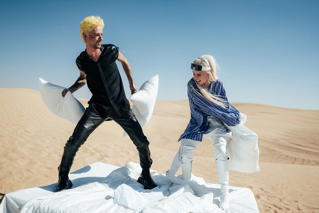 Макс Барских показал "постельные" фото с российской звездой